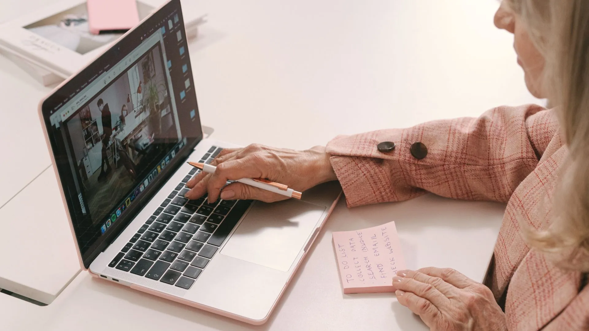 Skrivbord med laptop och strategi-anteckningar – fem tecken på behov av digitaliseringsstrategi